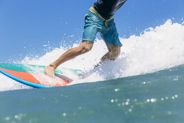 Indonesien, Bali, Surfer stehend auf Surfbrett - KNTF00514