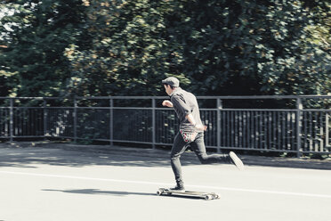 Junger Mann auf dem Skateboard - DWIF00794