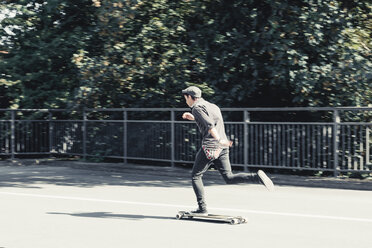 Young man skateboarding - DWIF00794