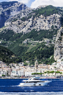 Italien, Kampanien, Provinz Salerno, Amalfiküste, Amalfi, Yacht - THA01775