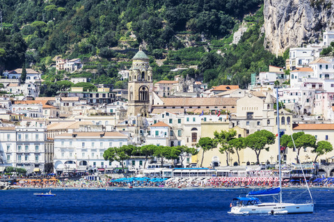 Italien, Kampanien, Provinz Salerno, Amalfiküste, Amalfi, Yacht, lizenzfreies Stockfoto