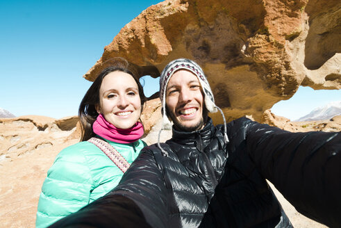 Bolivien, Uyuni, Reisende machen ein Selfie - GEMF01059