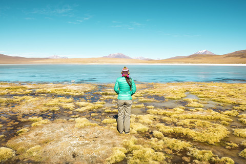 Bolivien, Anden, Altiplano, Frau trägt warme Kleidung in Laguna Honda, lizenzfreies Stockfoto