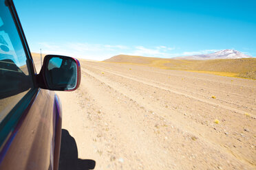 Bolivia, Altiplano, Eduardo Avaroa Andean Fauna National Reserve, car and landscape - GEMF01067