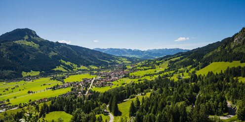 Deutschland, Bayern, Blick auf Ostrachtal und Imberger Horn und Bad Hindelang - WGF00971