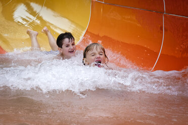 Zwei Jungen haben Spaß auf der Wasserrutsche - HAMF00214