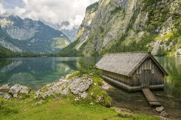 Deutschland, Bayern, Bootshaus am Obersee - STSF01088