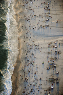 Brasilien, Rio de Janeiro, Luftaufnahme des Strandes von Ipanema mit Menschenmassen am Wochenende - BCDF00036