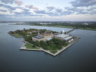 USA, Upper New York Bay, Luftaufnahme von Ellis Island - BCDF00037