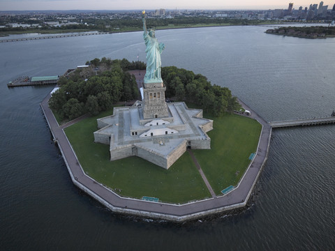 USA, New York City, Luftaufnahme der Freiheitsstatue bei Sonnenaufgang, lizenzfreies Stockfoto