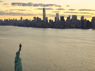 USA, New York City, Luftaufnahme der Freiheitsstatue bei Sonnenaufgang - BCDF00039