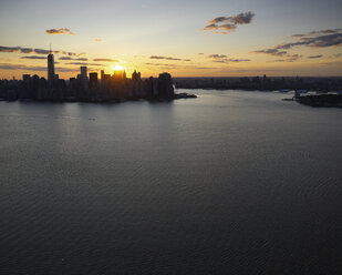 USA, New York City, Luftbildaufnahme von Lower Manhattan bei Sonnenaufgang - BCDF00040