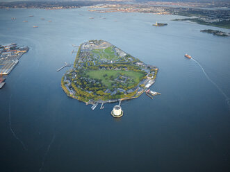 USA, Upper New York City, Luftbildaufnahme von Governors Island, Lower Manhattan - BCDF00041