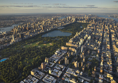 USA, New York City, Luftaufnahme des Central Park in Manhattan - BCDF00043