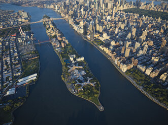 USA, New York City, Aerial photograph of Roosevelt Island in the East River - BCDF00044