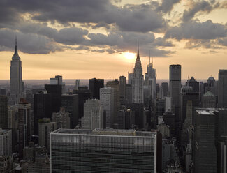 USA, New York City, Luftaufnahme von Midtown Manhattan in der Dämmerung - BCDF00048