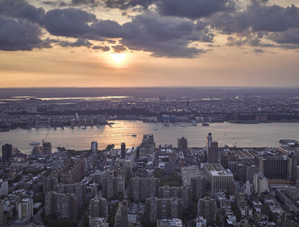 USA, New York City, Luftaufnahme von Midtown Manhattan in der Dämmerung - BCDF00049