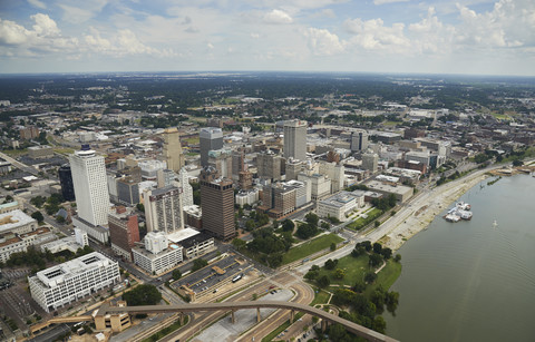 USA, Tennessee, Luftaufnahme der Innenstadt von Memphis und des Mississippi, lizenzfreies Stockfoto