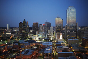 USA, Texas, Luftaufnahme der Skyline von Dallas in den frühen Abendstunden - BCDF00057