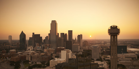 USA, Texas, Luftaufnahme der Skyline von Dallas bei Sonnenaufgang, lizenzfreies Stockfoto