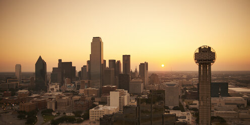 USA, Texas, Luftaufnahme der Skyline von Dallas bei Sonnenaufgang - BCDF00059