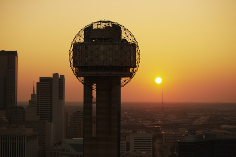 USA, Texas, Dallas, Luftaufnahme des Reunion Tower bei Sonnenaufgang, lizenzfreies Stockfoto