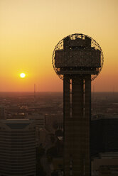 USA, Texas, Dallas, Luftaufnahme des Reunion Tower bei Sonnenaufgang - BCDF00061