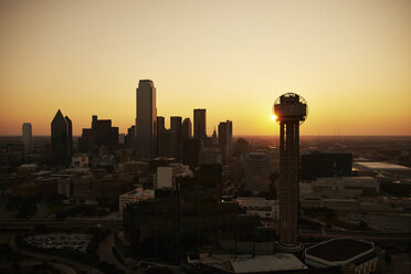 USA, Texas, Luftaufnahme der Skyline von Dallas bei Sonnenaufgang - BCDF00063