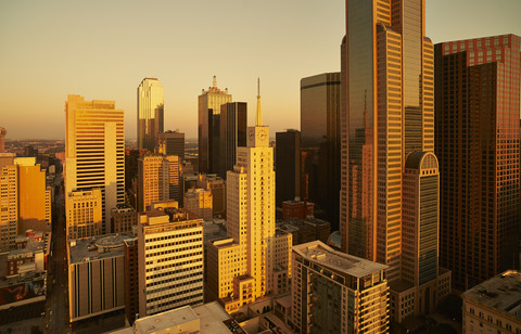 USA, Texas, Luftaufnahme der Skyline von Dallas bei Sonnenaufgang, lizenzfreies Stockfoto