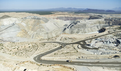 USA, Arizona, Luftaufnahme einer in Betrieb befindlichen Goldmine südlich von Tucson - BCDF00068