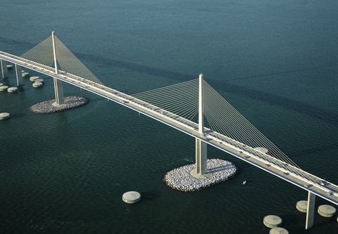 USA, Florida, Luftaufnahme der Sunshine Skyway Bridge über die Tampa Bay, lizenzfreies Stockfoto