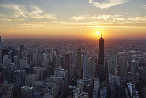 USA, Illinois, Luftaufnahme der Innenstadt von Chicago in den frühen Abendstunden, lizenzfreies Stockfoto