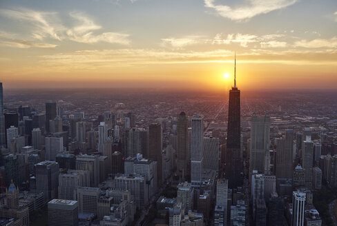 USA, Illinois, Luftaufnahme der Innenstadt von Chicago in den frühen Abendstunden - BCDF00076