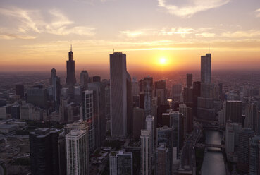 USA, Illinois, Luftaufnahme der Innenstadt von Chicago in den frühen Abendstunden - BCDF00077