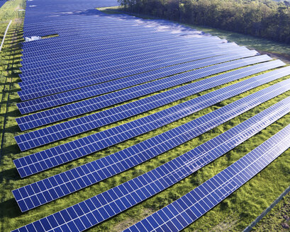 USA, North Carolina, Low-level aerial photograph of a solar field - BCDF00082