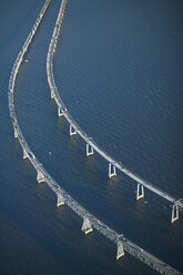 USA, Maryland, Luftaufnahme der Chesapeake Bay Bridge in den frühen Morgenstunden - BCDF00090