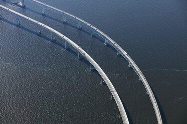 USA, Maryland, Luftaufnahme der Chesapeake Bay Bridge in den frühen Morgenstunden - BCDF00092