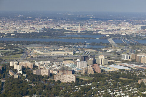 USA, Luftaufnahme über South Arlington, Virginia mit Blick über den Potomac River auf Washington, D.C. - BCDF00097