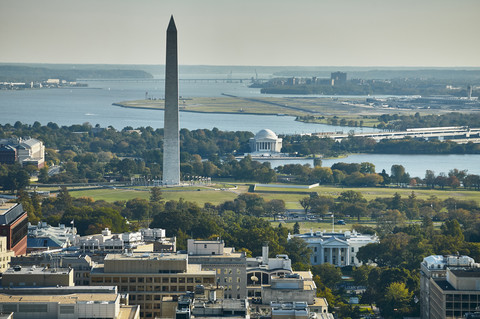 USA, Luftaufnahme von Washington, D.C. mit Weißem Haus, Washington Monument, Jefferson Memorial, Potomac River und Nationalem Flughafen, lizenzfreies Stockfoto