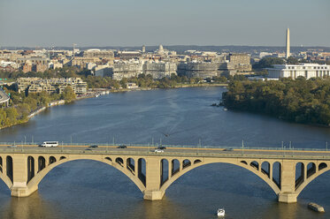 USA, Washington, D.C., Luftbildaufnahme des Potomac River und der Key Bridge - BCDF00110