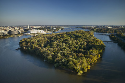 USA, Washington, D.C., Luftbildaufnahme von Roosevelt Island im Potomac River, lizenzfreies Stockfoto