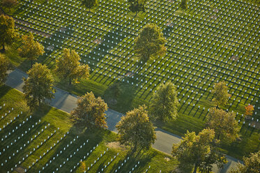 USA, Virginia, Luftaufnahme des Arlington National Cemetery - BCD00114