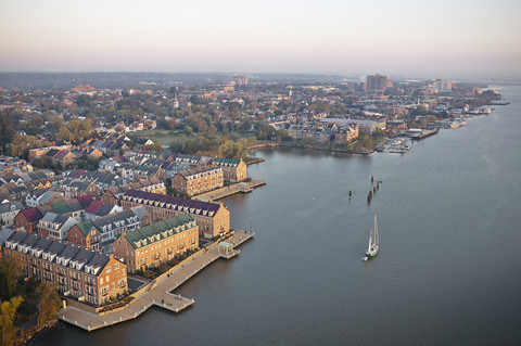 USA, Virginia, Alexandria, Luftbildaufnahme bei Sonnenaufgang von Ford's Landing, lizenzfreies Stockfoto