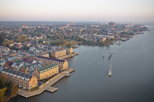 USA, Virginia, Alexandria, Luftbildaufnahme bei Sonnenaufgang von Ford's Landing - BCDF00117