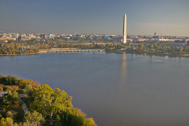 USA, Washington, D.C., Luftbildaufnahme des Washington Monuments - BCDF00124