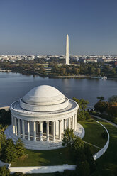 USA, Washington, D.C., Luftaufnahme des Jefferson Memorials, des Gezeitenbeckens und des Washington Monuments - BCDF00125