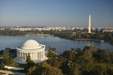 USA, Washington, D.C., Luftaufnahme des Jefferson Memorials, des Gezeitenbeckens und des Washington Monuments - BCDF00126
