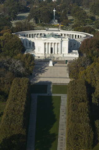 USA, Virginia, Luftaufnahme des Amphitheaters auf dem Arlington National Cemetery, lizenzfreies Stockfoto