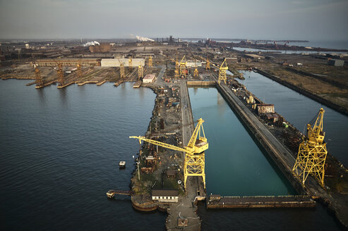 USA, Maryland, Luftaufnahme des alten Stahlwerks Sparrows Point und der Bootswerke in Baltimore - BCDF00131