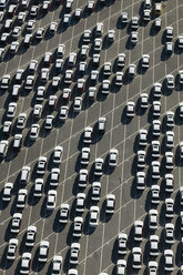 USA, Maryland, Luftaufnahme von Autos, die im Hafen von Baltimore zur Verschiffung bereitstehen - BCD00136